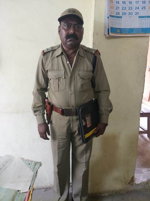 नकली पुलिस बनकर रंगदारी करने वाला गिरफ्तार