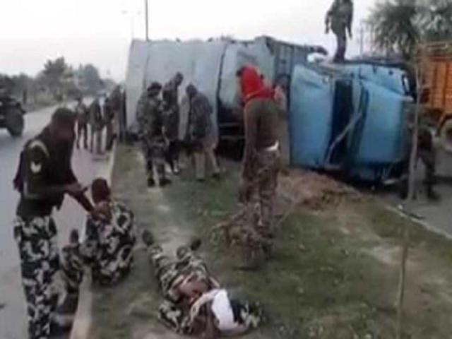 जम्मू-कश्मीर में पत्थरबाजी के कारण सीआरपीएफ का वाहन पलटा, 15 जवान घायल