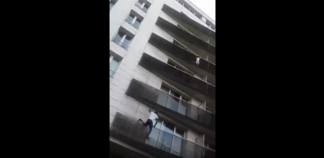 स्पाइडर मैन ने 4 मंजिली इमारत पर लटके बच्चे की बचाई जान