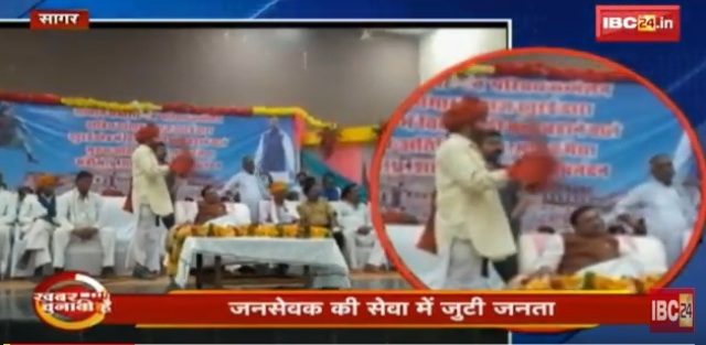 राजा के दरबार की तरह दृश्य, गृहमंत्री लोगों से करवा रहे पंखा, वीडियो वायरल