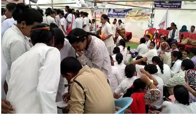 हड़ताली नर्सों पर सरकार की सख्ती, गिरफ्तार करने पहुंची पुलिस