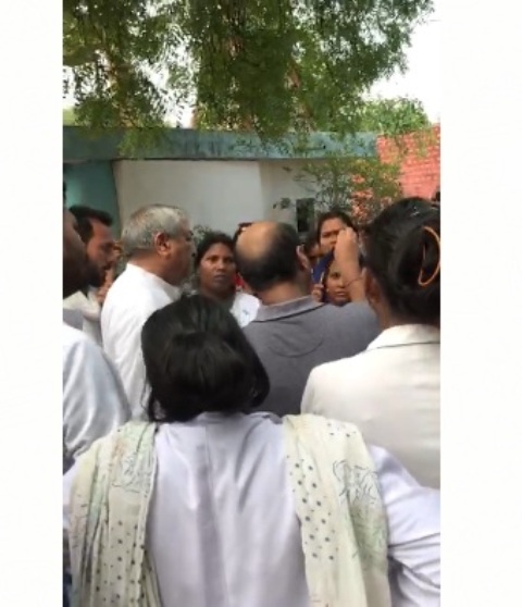 गिरफ्तार नर्सेस से मिलने जेल पहुंचे सत्यनारायण, देखिए वीडियो