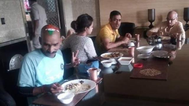 तेंदुलकर के जबरा फैन को धोनी ने बुलाया लंच पर, देखें तस्वीरें