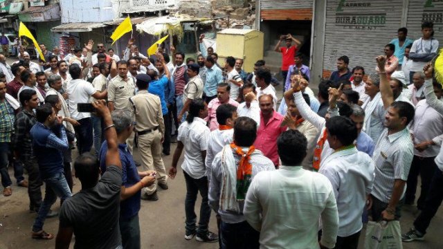 किसान आंदोलन, होशंगाबाद में मुफ्त बांटा दूध, दिल्ली-मुंबई में महंगी हुई सब्जियां