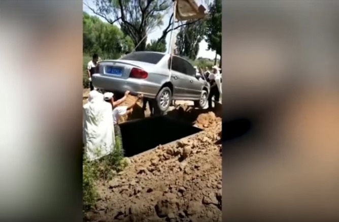कॉफिन की जगह शव को कार में दफनाया, वजह जानिए