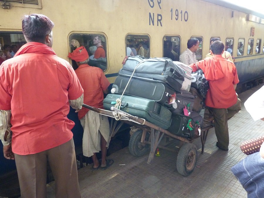 फ्लाइट की तरह ट्रेन में भी लिमिट से ज्यादा सामान पर लगेगा जुर्माना 