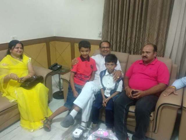 शिवराज से मिले डांसिंग स्टार डब्बूजी, सीएम ने ये कहा…