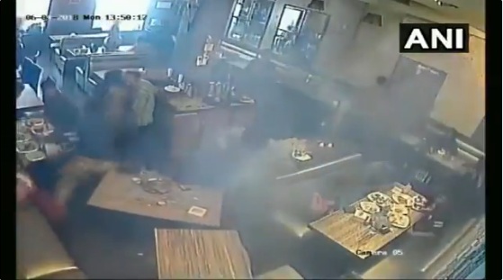 रेस्टोरेंट में लंच कर रहे शख्स के जेब में फटा मोबाइल.. जानिए क्या हुआ