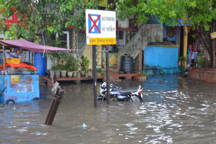 राजधानी में रातभर हुई झमाझम बारिश, ड्रेनेज सिस्टम बदहाल, सड़कों पर भरा पानी
