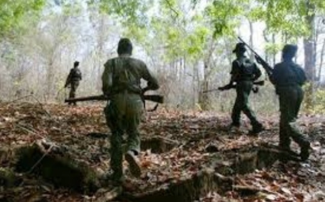मुठभेड़ में मारा गया वर्दीधारी नक्सली, दंतेवाड़ा में मिक्सचर मशीन को किया आग के हवाले