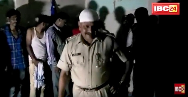 जुआरियों को दबोचने पुलिस ने धरा ये भेस , 22 चढ़े हत्थे, सवा लाख रुपए से ज्यादा बरामद
