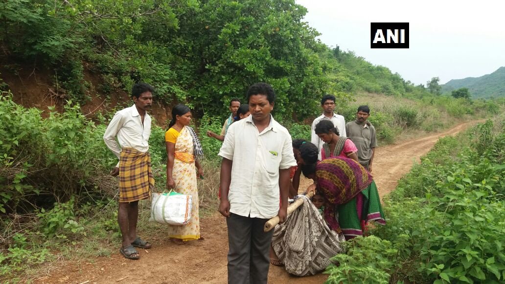 खस्ताहाल सड़क के कारण नहीं पहुंची एंबुलेंस, कंधे पर लादकर गर्भवती को पहुंचाया अस्पताल