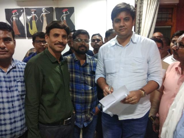 कवर्धा में जुटे शिक्षाकर्मी, सांसद अभिषेक सिंह के सामने सुझाया यह फॉर्मूला