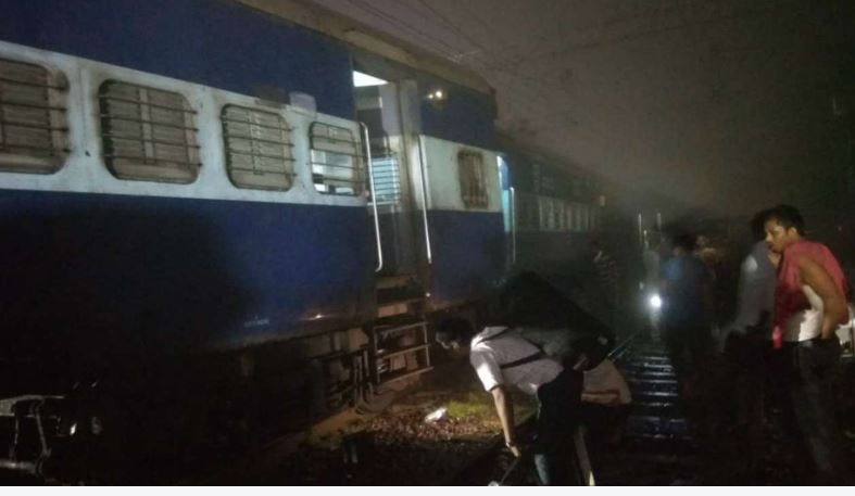  मेल के तीन डिब्बे पटरी से उतरे, 12 ट्रेन रद्द 