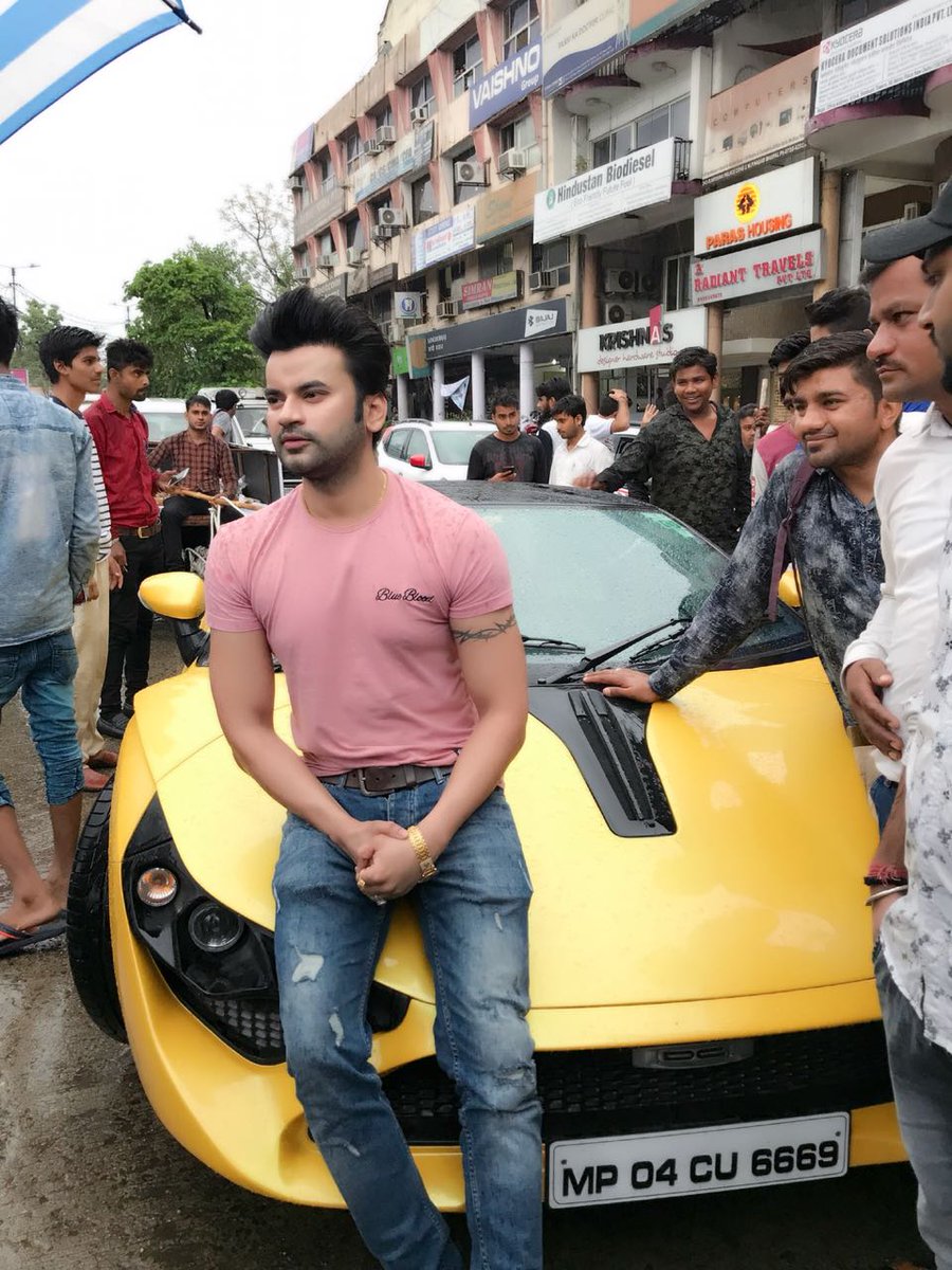 इस शख्स ने 70 लाख की कार से किया कचरा साफ , लोगों को जागरुक करना उद्देश्य