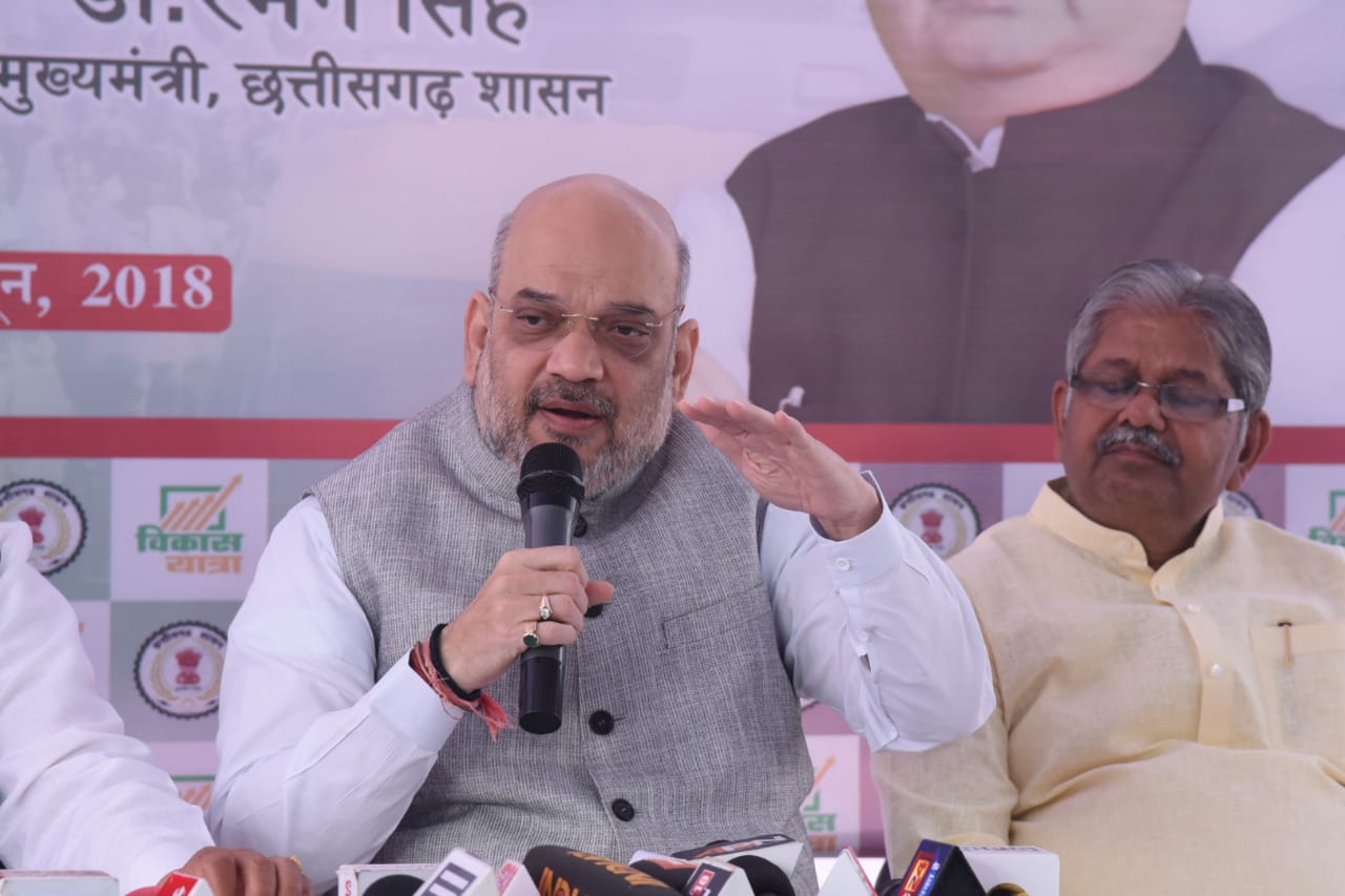 शाह ने जाते-जाते रमन की थपथपाई पीठ, कहा- उनके पास दो इंजन की रेलगाड़ी, खूब दौड़ेगी