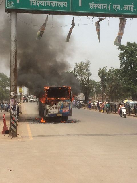 चलती सिटी बस में लगी आग, कूद-फांदकर भागे यात्री, देखिए वीडियो