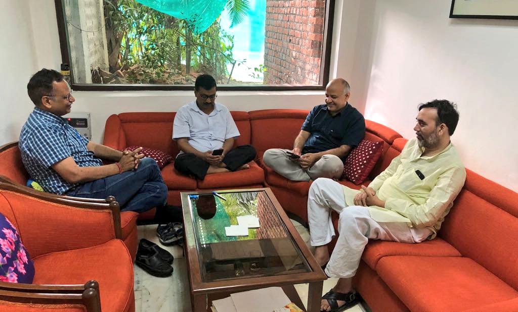 चार मंत्रियों के साथ 18 घंटे से धरने पर बैठे  केजरीवाल