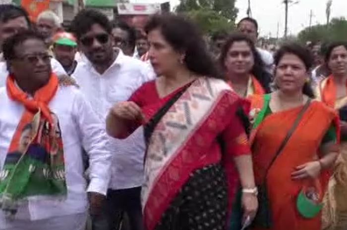 मोदी की सभा के लिए पीले चावल के साथ सरोज दे रहीं न्योता