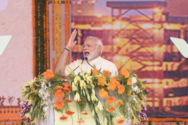 मोदी के जय-जोहार की गूंज, रमन की जमकर तारीफ, कहा- अब बम-बंदूक की नहीं, हवाई अड्डे की बात