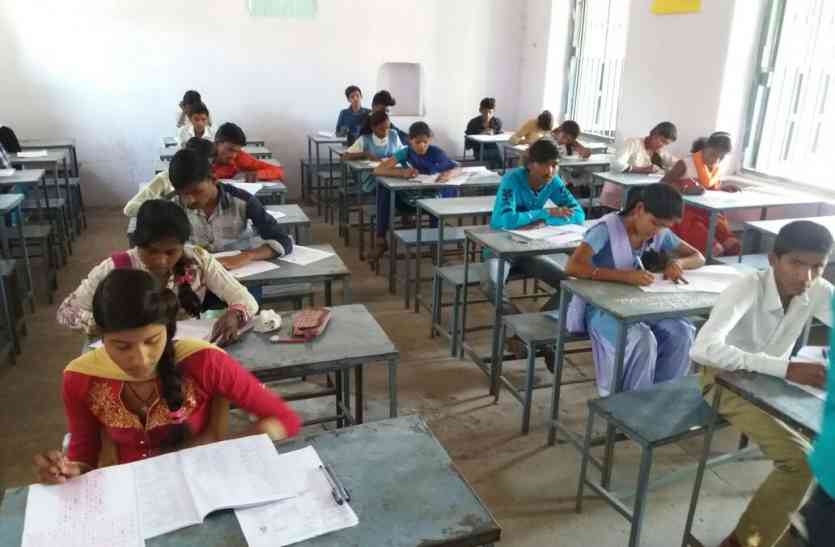 शिक्षक पिता जहां केन्द्राध्यक्ष वहीं से बेटियों ने दी परीक्षा, सस्पेंड