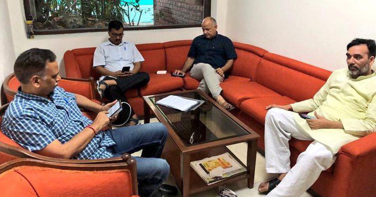 केजरी का चौथे दिन भी धरना, दो मंत्रियों की तबीयत बिगड़ी