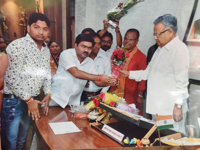 सुपेबेड़ा के किडनी प्रभावित मिले रमन से, विधवाओं को मिलेंगे 50,000 रुपए
