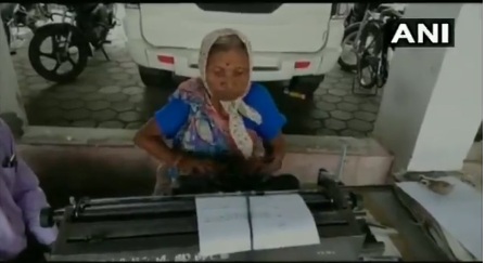 72 साल की महिला के जज्बे को सलाम, कर्ज चुकाने करतीं हैं टाइप राइटिंग