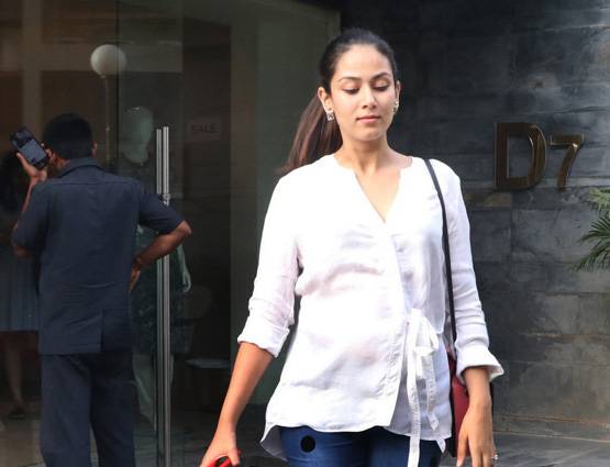 बेबी बंप के साथ मीरा राजपूत कर रही शॉपिंग ,फोटो वायरल