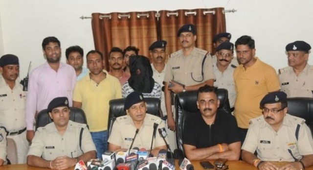 अय्याश बाप की नजर थी बेटी पर, तो पत्नी ने उठाया यह कदम