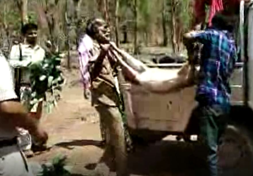 वन विभाग के हत्थे चढ़े चीतल का शिकार करने वाले शिकारी