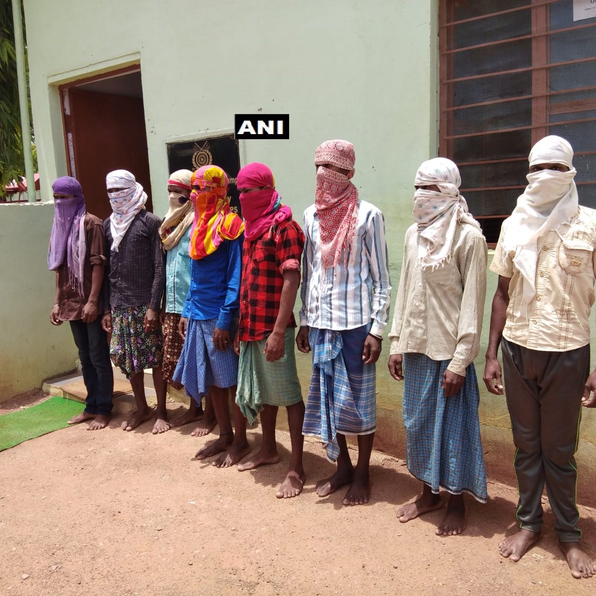 कमांडर सहित आठ माओवादियों ने किया आत्मसमर्पण
