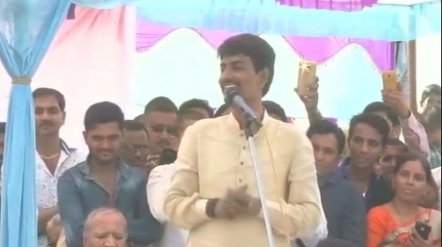 नोटों की बरसात करते नजर आए ये कांग्रेस विधायक, देखिए