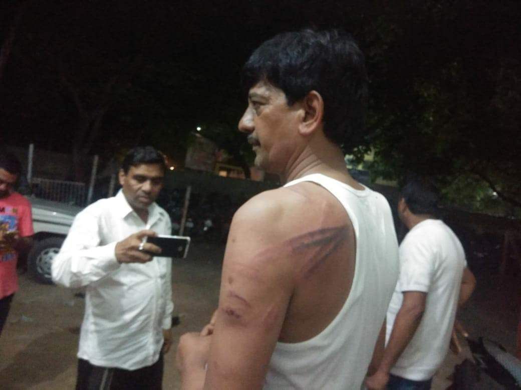 पुलिस मारपीट के खिलाफ सड़क पर उतरे विधायक और समर्थक, देखिए वीडियो 