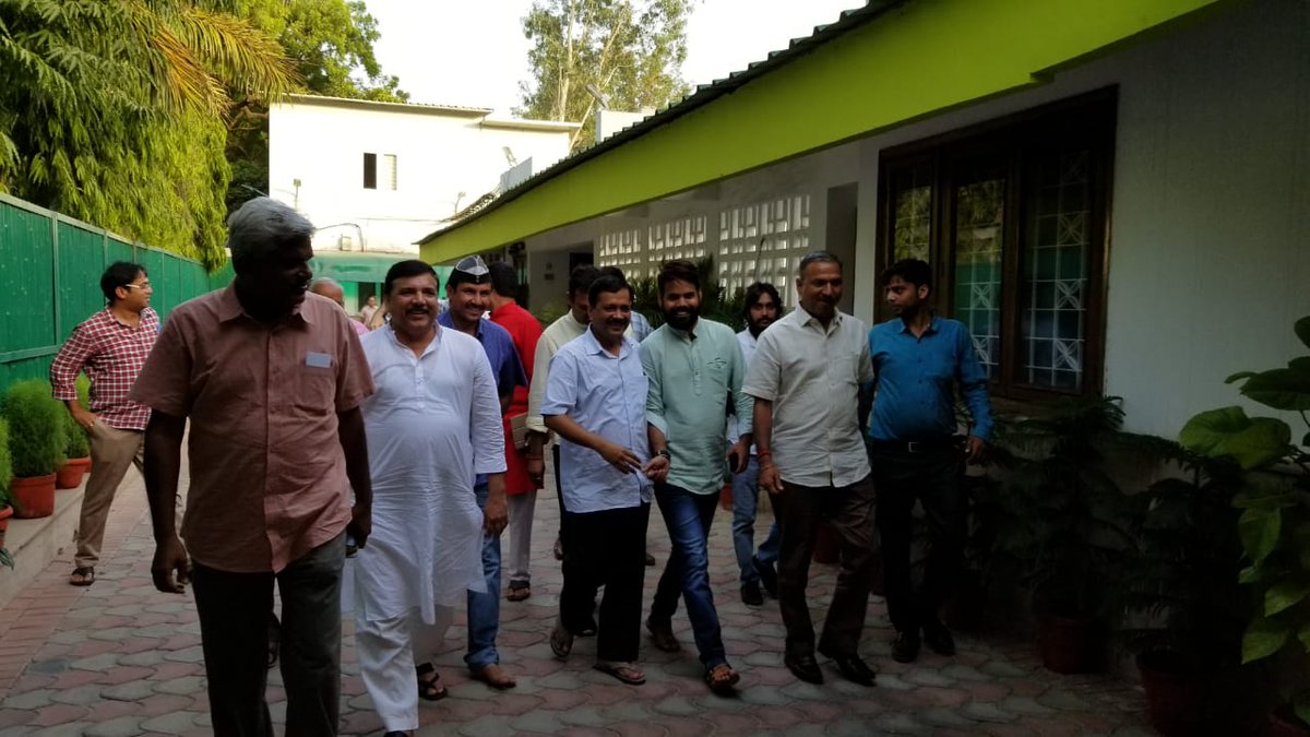 एलजी से बिना मुलाकात के ही केजरीवाल का धरना खत्म