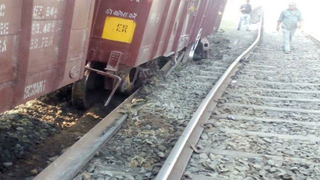 बचेली में माओवादियों का उत्पात, भांसी-कामलूर स्टेशन के बीच पटरी उखाड़ने से मालगाड़ी डीरेल