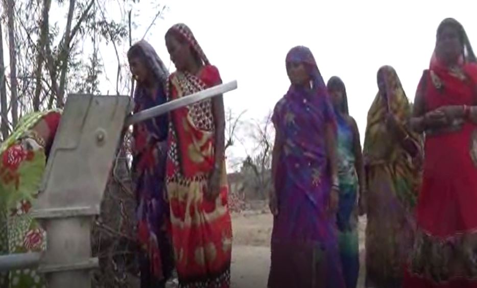 आदिवासी महिलाओं का कमाल, गांव गांव घूम कर हैंडपंप सुधारने का उठाया बीड़ा