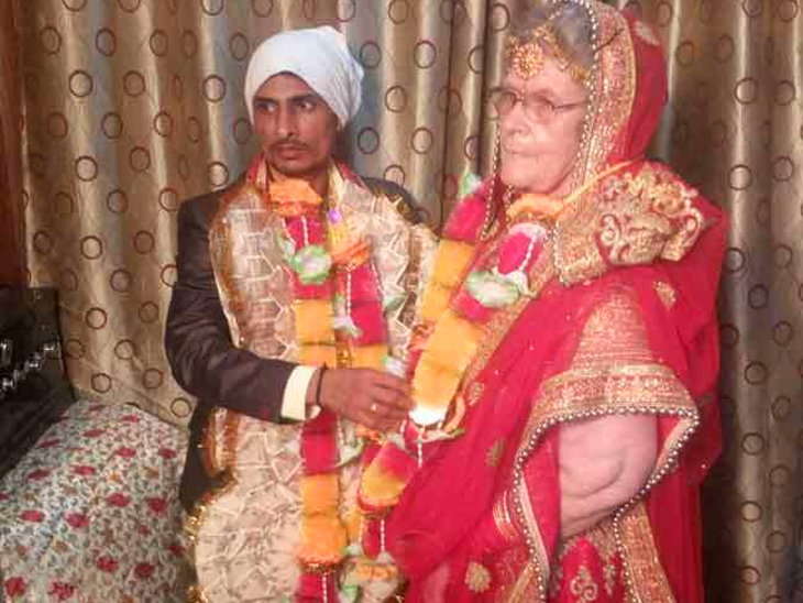 28 साल के मजदूर से 65 साल की अमेरिकन महिला ने रचाई शादी