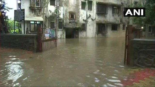 मानसून की पहली बारिश ने मुंबई को किया बेहाल, गुजरात में भी मूसलाधार