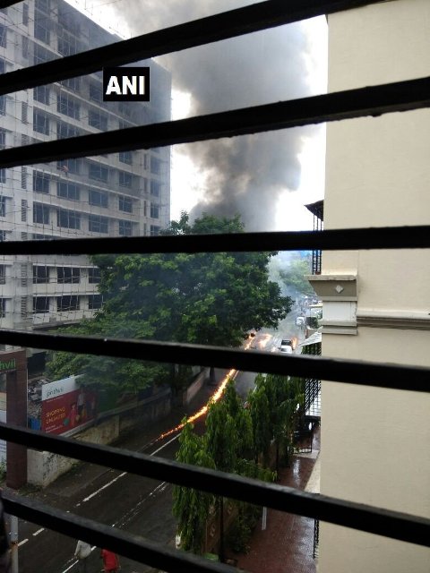 मुंबई के घाटकोपर इलाके में चार्टर्ड प्लेन क्रैश, 5 की मौत, देखिए वीडियो