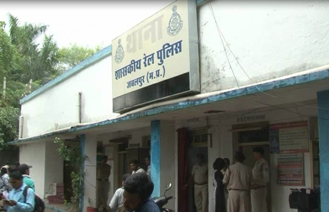 चलती ट्रेन में लूट और चोरी करता था यह गिरोह, आया गिरफ्त में