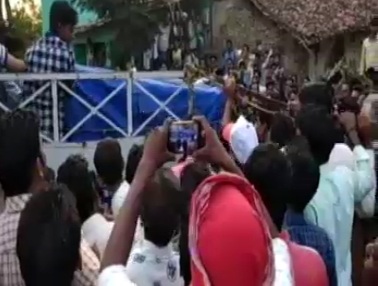 घर में घुसा भालू, वन विभाग ने ट्रैंकुलाइज कर बारनवापारा में छोड़ा