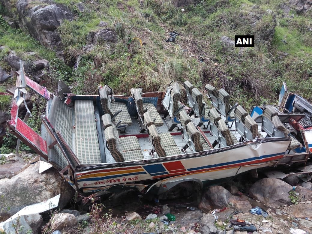 बस खाई में गिरी, 45 यात्रियों की मौत