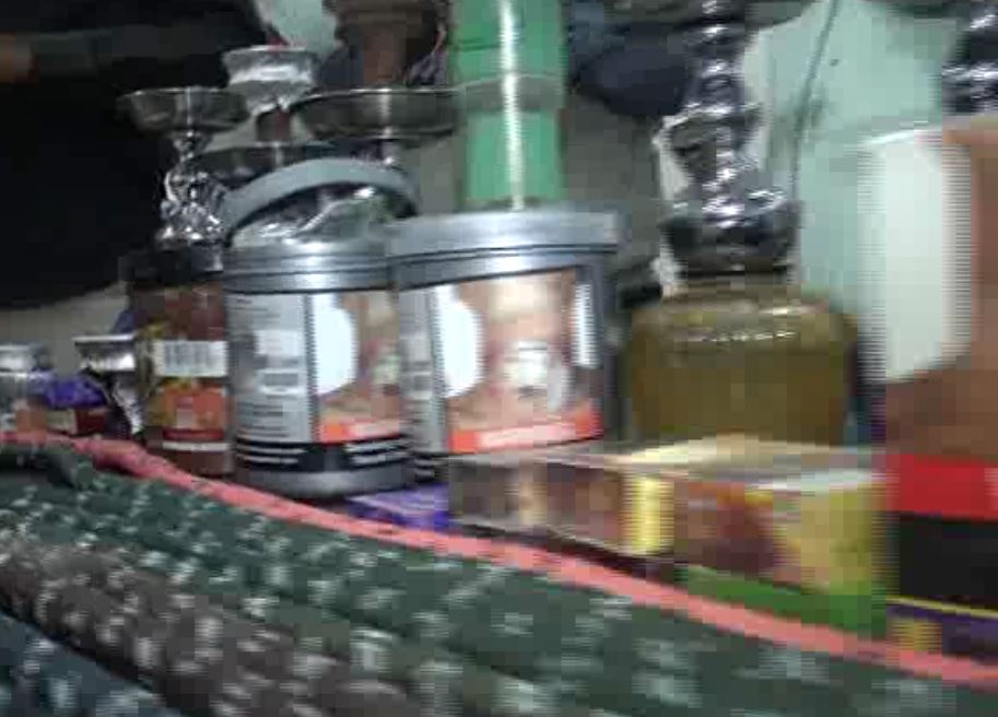 हुक्का बार में छापा , नाबालिग लड़कियां हुक्के का कश लगाती मिलीं