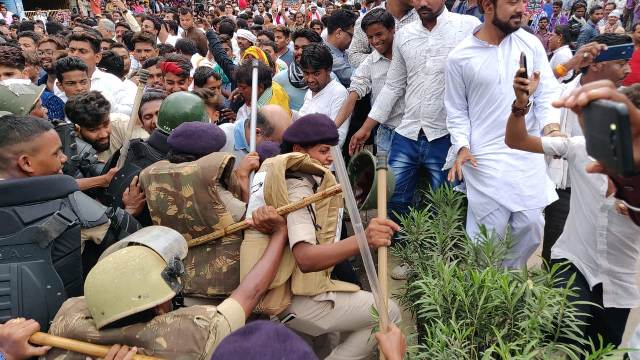 विधानसभा घेरने जा रहे कांग्रेसियों को पुलिस ने रोका, झूमाझटकी