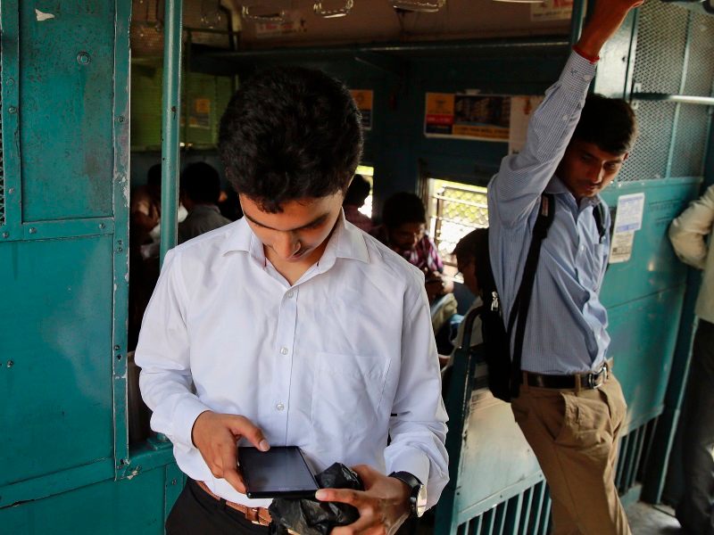 मोबाइल ने ले लिया परिवार का समय, बढ़ रहा है तनाव
