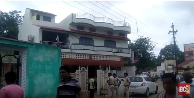 पूर्व विधायक के बेटों ने पुलिस जवान को मारी लात, एसआई की वर्दी भी फाड़ी, गिरफ्तार