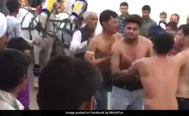 बारातियों ने डांस करने के लिए उतारे कपड़े, देखिए वायरल वीडियो.