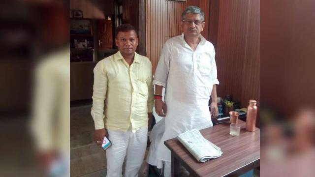 गिरफ्तार नक्सली के साथ मंत्री का फोटो वायरल