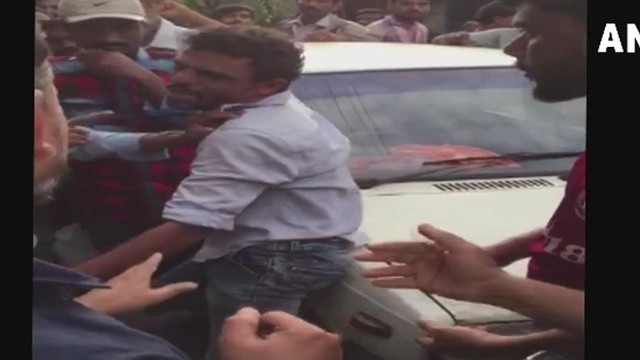 बच्ची के साथ जा रहे पिता की बच्चा चोर समझकर भीड़ ने कर दी पिटाई